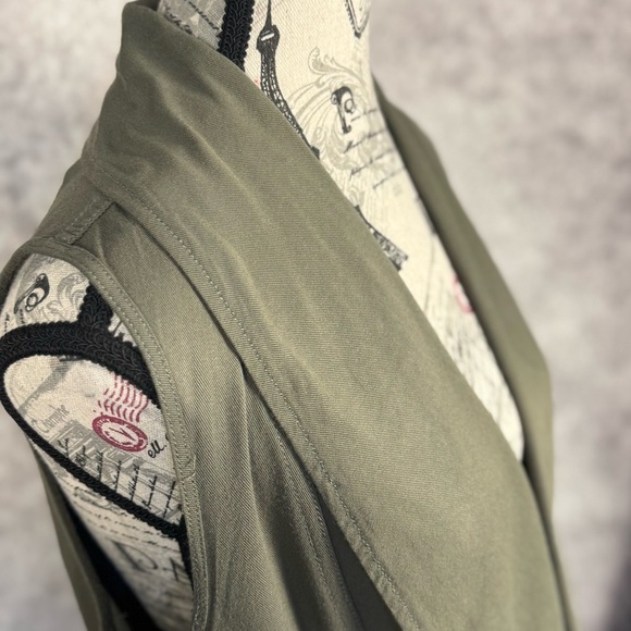 Miami Floral Embroidered Olive Green pocketed Front Tie Closure Vest Size M - Picture 9 of 12